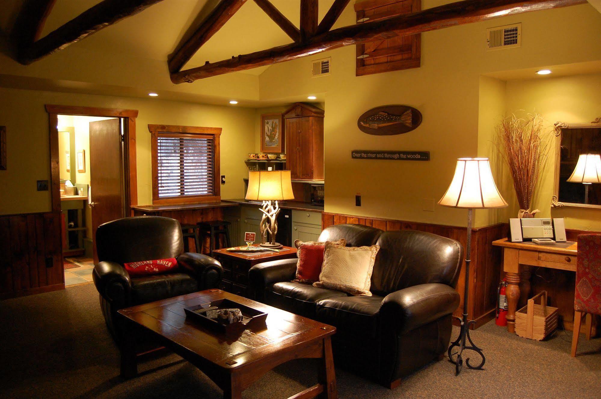 Highland Haven Creekside Inn Евъргрийн Екстериор снимка