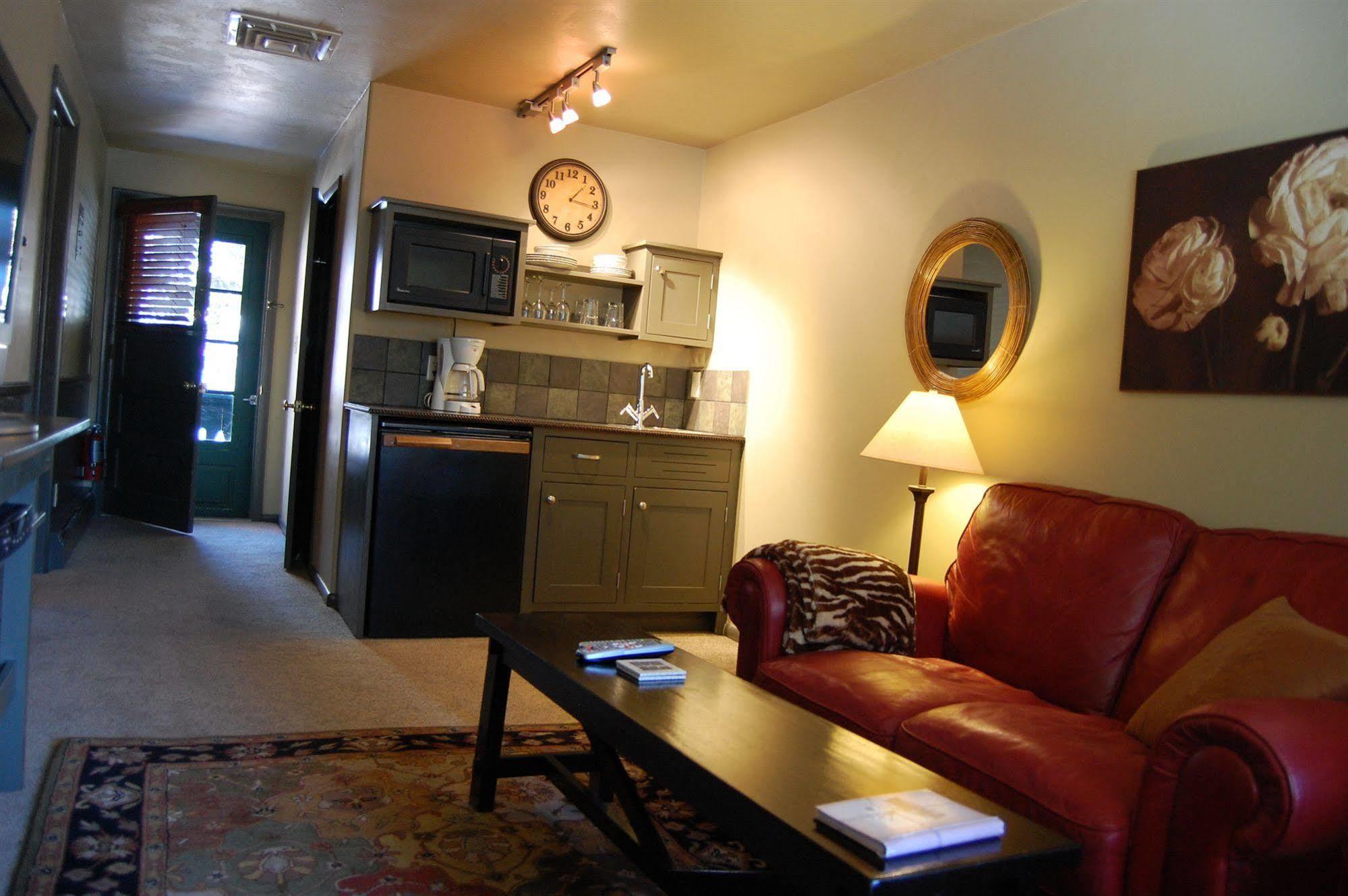 Highland Haven Creekside Inn Евъргрийн Екстериор снимка