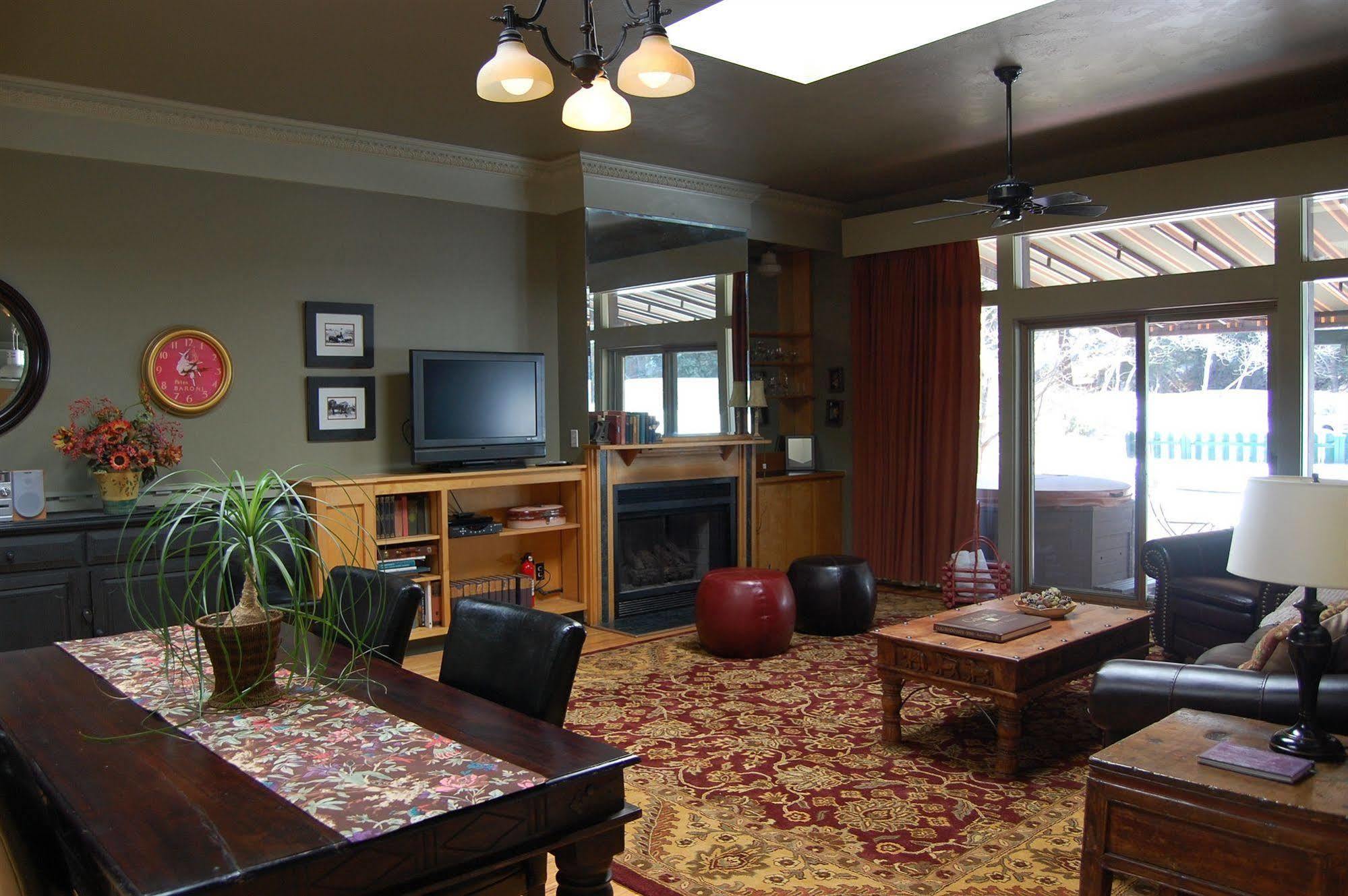 Highland Haven Creekside Inn Евъргрийн Екстериор снимка