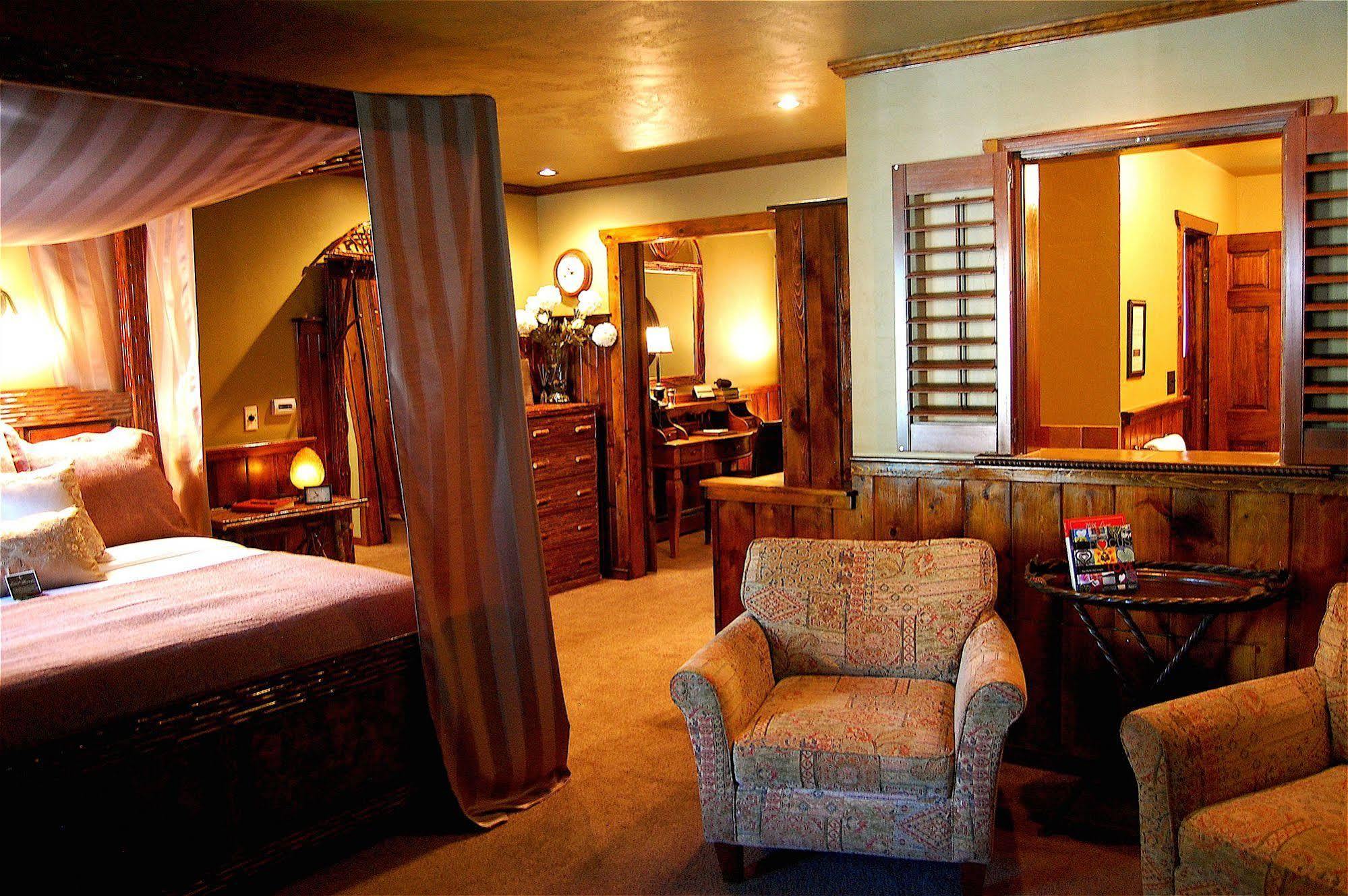 Highland Haven Creekside Inn Евъргрийн Екстериор снимка