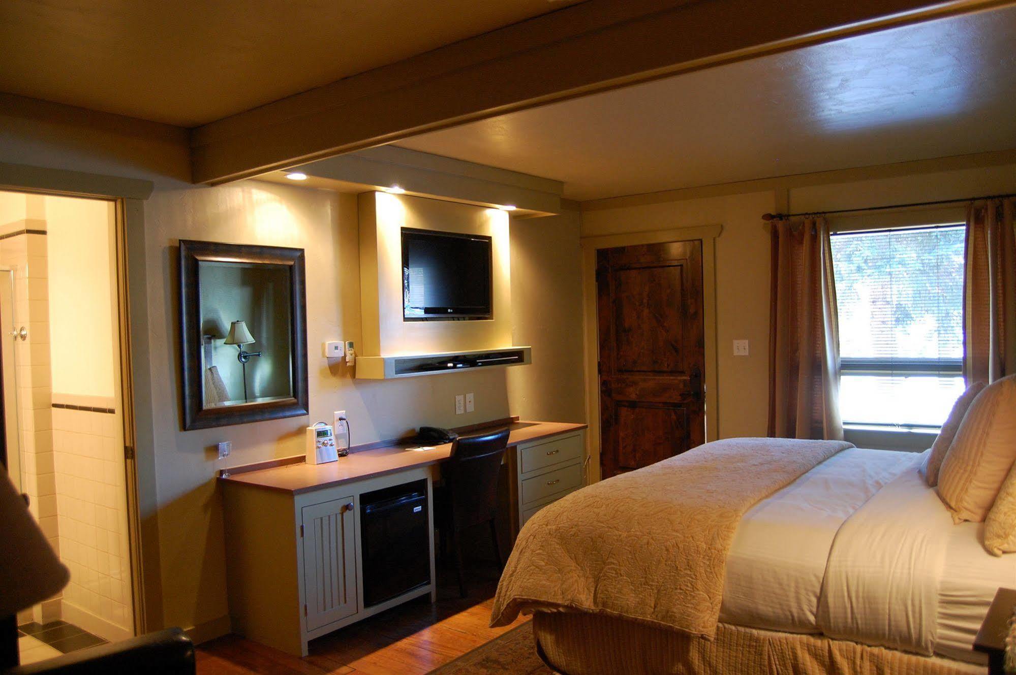 Highland Haven Creekside Inn Евъргрийн Екстериор снимка