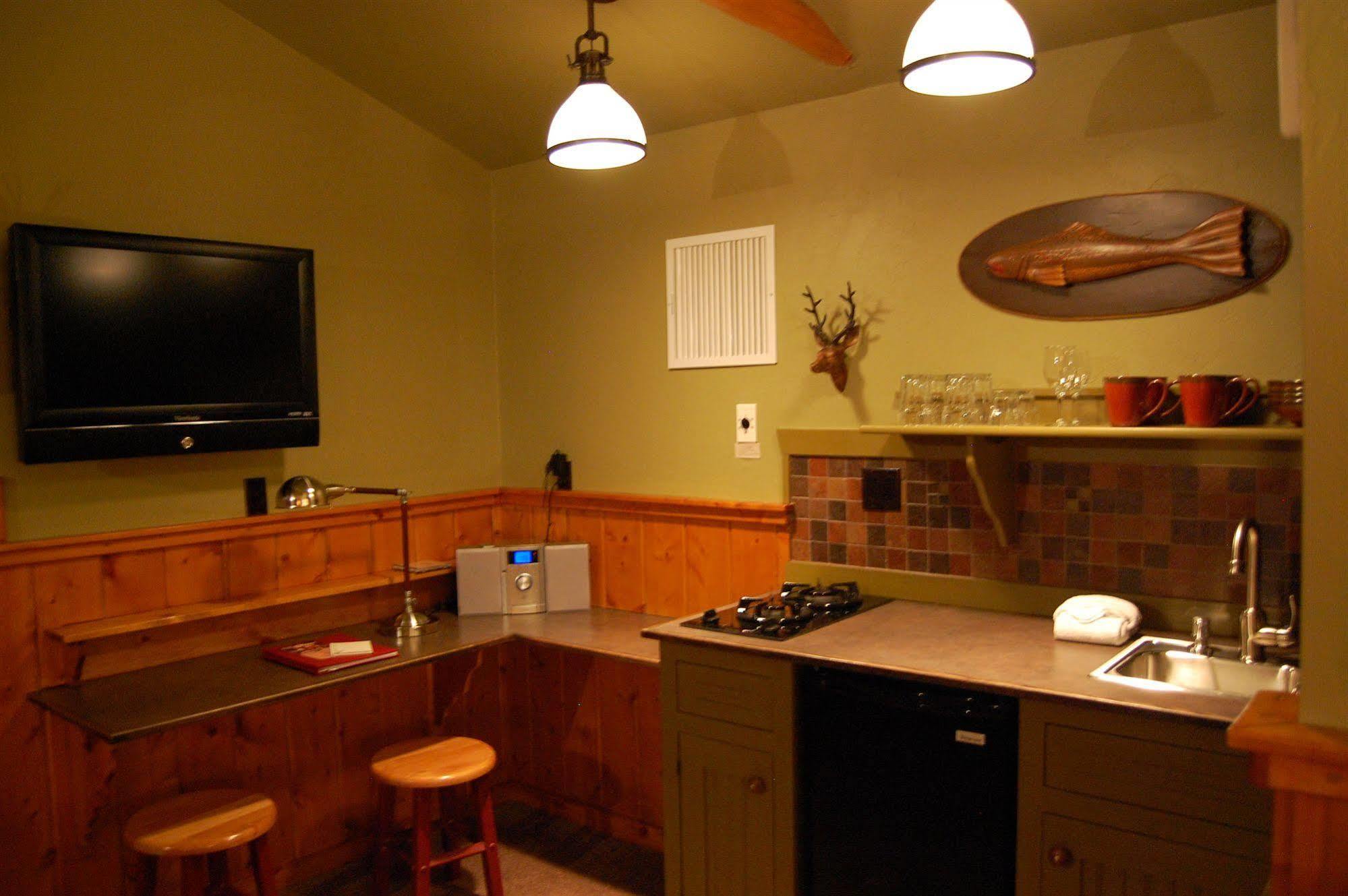 Highland Haven Creekside Inn Евъргрийн Екстериор снимка