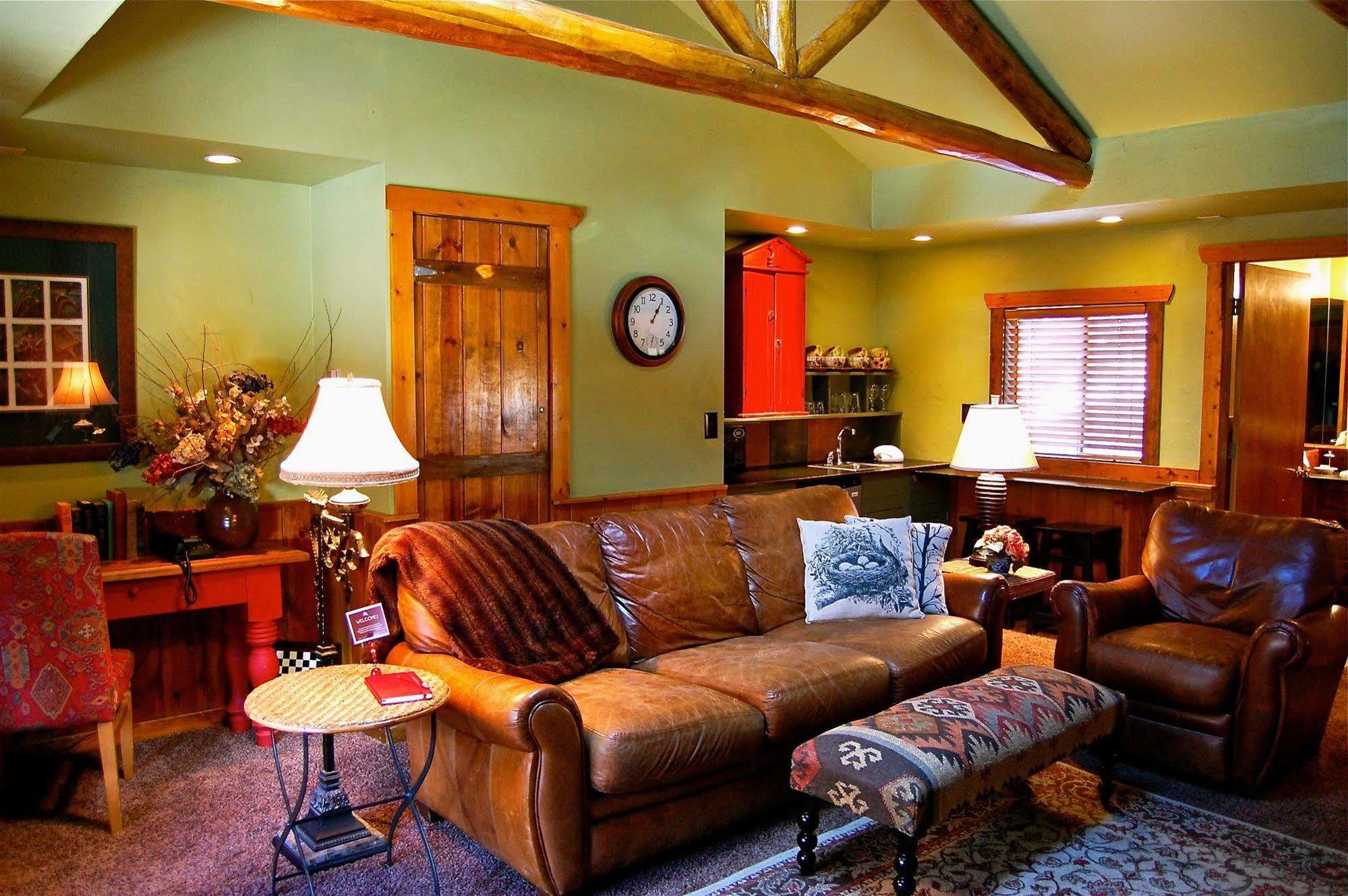 Highland Haven Creekside Inn Евъргрийн Екстериор снимка