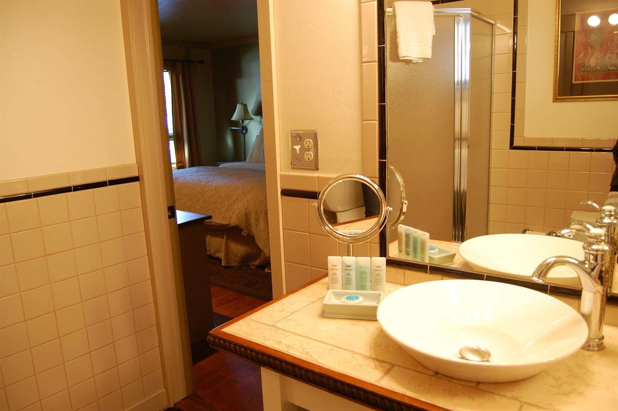 Highland Haven Creekside Inn Евъргрийн Екстериор снимка